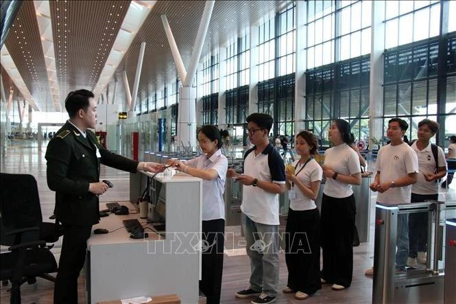 Revisión de los procedimientos aeroportuarios para el vuelo simulado en el 16 de abril, como preparación para la operación del primer vuelo inaugural. (Foto: VNA)