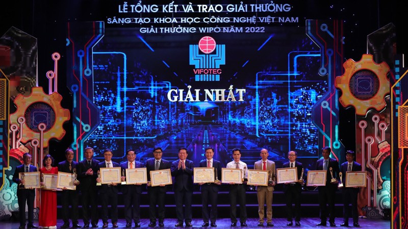 El jefe de la Comisión de Comunicación y Educación del Comité Central del PCV, Nguyen Trong Nghia, entrega Premios a los autores destacados (Foto: Nhan Dan)
