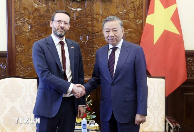 El presidente de Vietnam, To Lam, y Iain Frew, embajador británico en Vietnam. (Foto: VNA)