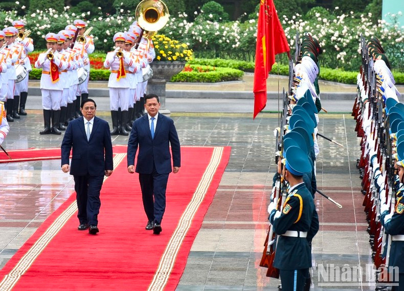 El primer ministro de Vietnam, Pham Minh Chinh, y su homólogo camboyano, Hun Manet, pasan revista a la guardia de honor. (Foto: Nhan Dan)