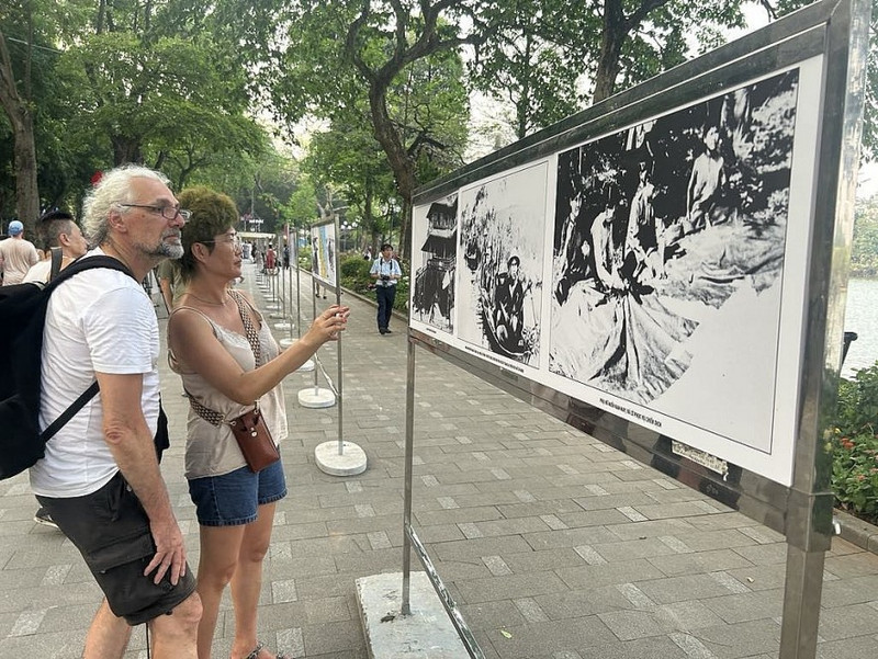 Los visitantes en la exposición fotográfica (Foto: VNA)