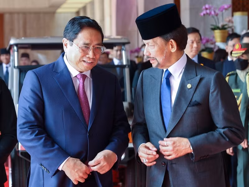 El primer ministro de Vietnam, Pham Minh Chinh, y el Sultán Hassanal Bolkiah de Brunei. (Fotografía: VGP)