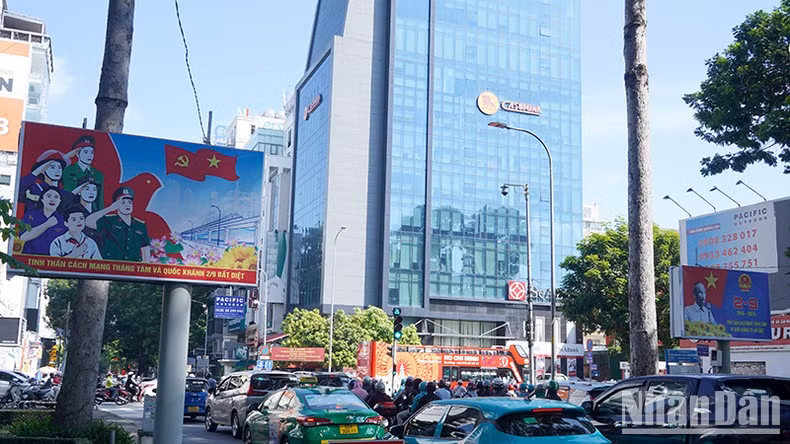 Se colocan grandes vallas en la calle Truong Dinh.