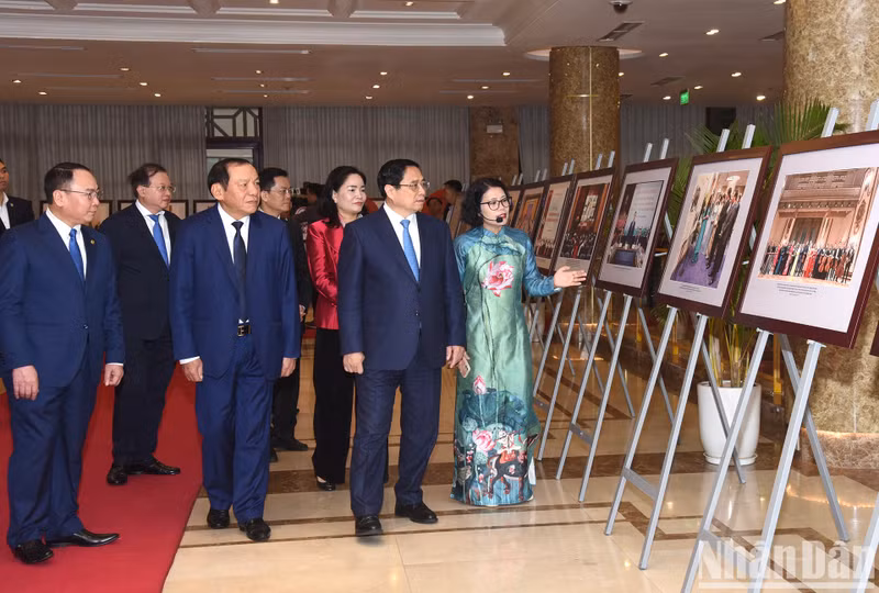 El premier vietnamita, Pham Minh Chinh, visita la exposición sobre actividades culturales, deportivas y turísticas en 2023.