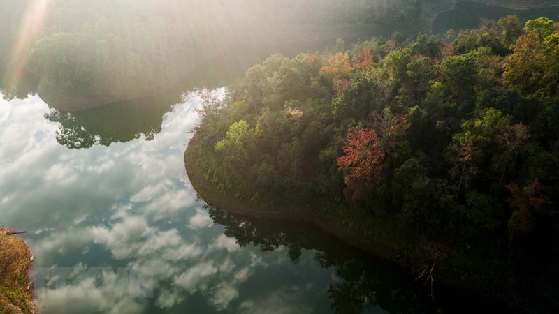 Belleza pacífica y romántica en el lago de Ban Viet