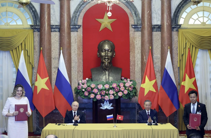 El 20 de junio de 2024, en el Palacio Presidencial, tras concluir las conversaciones oficiales, el entonces presidente de Vietnam, To Lam y el presidente de la Federación de Rusia, Vladimir Putin, presenciaron la entrega de los documentos firmados entre ambos países (Foto: VNA)