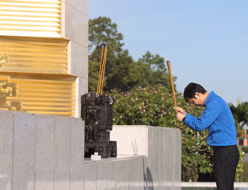 El primer secretario del Comité Central de la Unión de Jóvenes Comunistas Ho Chi Minh, Bui Quang Huy, rinde tributo a los héroes y mártires. El primer secretario del Comité Central de la Unión de Jóvenes Comunistas Ho Chi Minh, Bui Quang Huy, rinde tributo a los héroes y mártires.