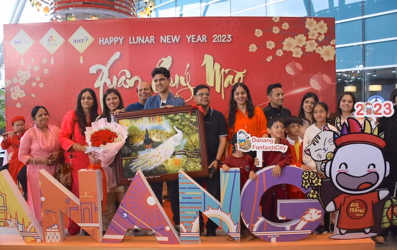 Representante del Servicio de Turismo de Da Nang entrega regalos y bendiciones a la pareja