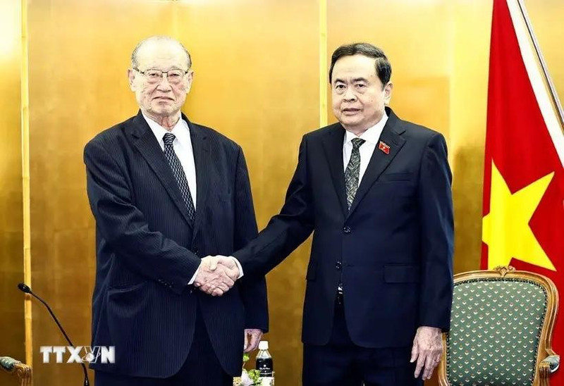 El presidente de la Asamblea Nacional de Vietnam, Tran Thanh Man, dialogó con el titular ejecutivo del Consejo japonés de Promoción de la Diplomacia Popular (FEC), Matsuzawa Ken. (Foto: VNA)
