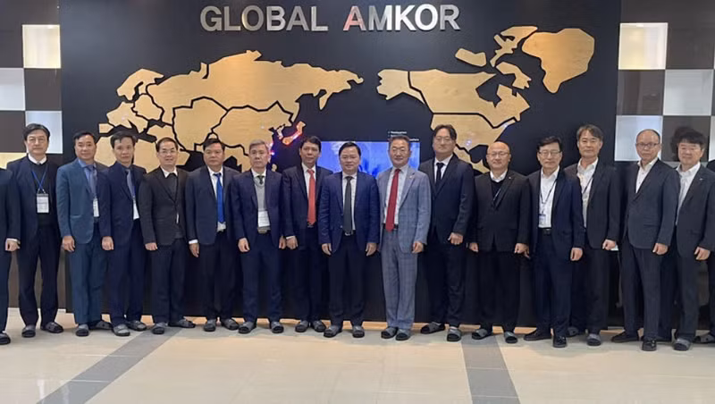 Una delegación de la norteña provincia vietnamita de Bac Ninh visita al grupo Amkor Technology en Corea del Sur.