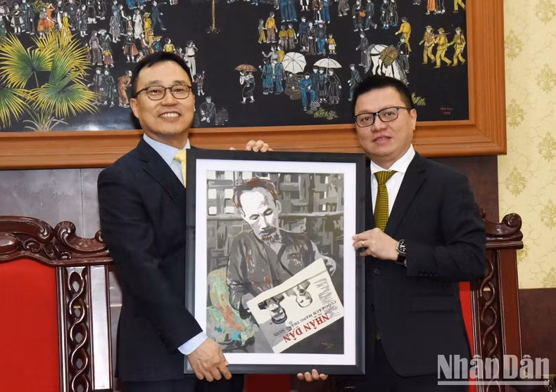 Quoc Minh entrega regalo al embajador surcoreano.