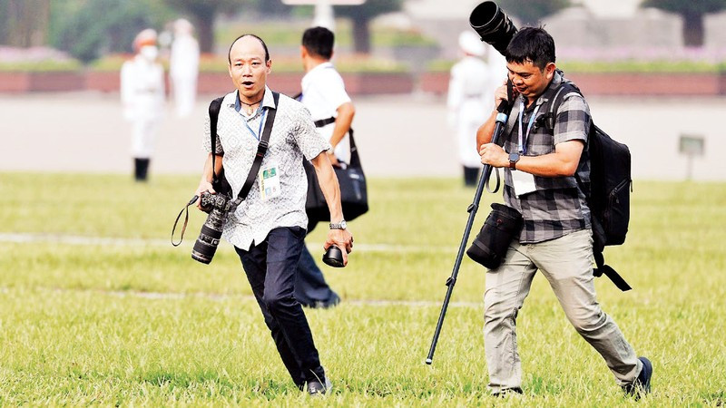 Reporteros cubren un evento. (Foto: Viet Chung)