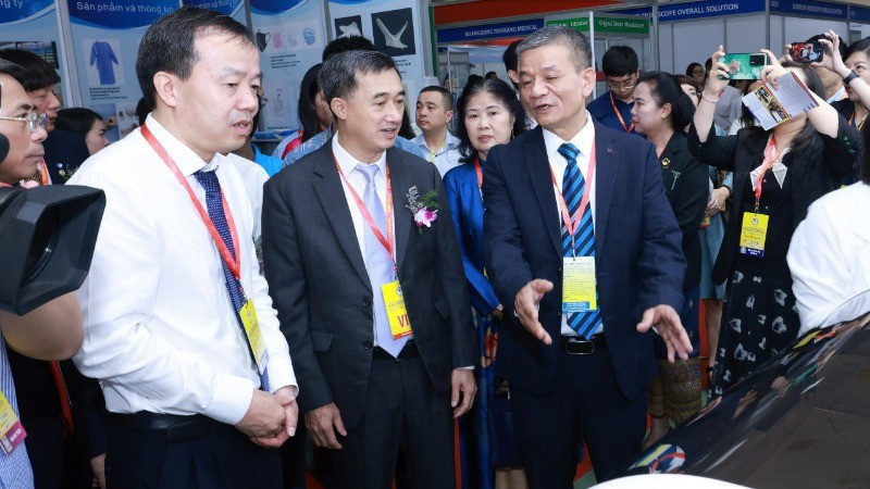 Dirigentes del Ministerio de Salud Pública visitan los stands en la 31 Exposición Médica y Farmacéutica Internacional de Vietnam.