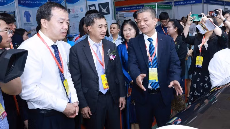 Dirigentes del Ministerio de Salud Pública visitan los stands en la 31 Exposición Médica y Farmacéutica Internacional de Vietnam.