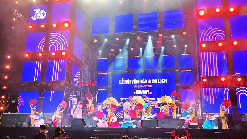 Una presentación artística en la ceremonia de apertura. (Fotografía: hanoimoi.com.vn)