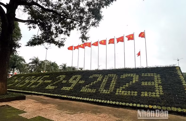 Las banderas nacionales y del Partido Comunista ondean en todos los rincones de Dak Lak, incluidas las zonas más remotas habitadas por etnias minoritarias. Las banderas nacionales y del Partido Comunista ondean en todos los rincones de Dak Lak, incluidas las zonas más remotas habitadas por etnias minoritarias.