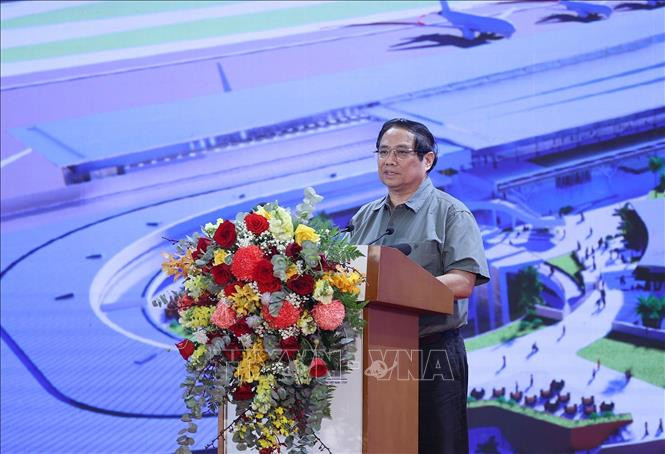 El primer ministro vietnamita, Pham Minh Chinh, habla en el evento. (Fotografía: VNA)
