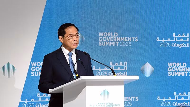 El vice primer ministro y titular de Relaciones Exteriores de Vietnam, Bui Thanh Son, pronuncia un discurso en la Cumbre Mundial de Gobiernos 2025 en Dubái. (Fotografía: Ministerio de Relaciones Exteriores de Vietnam)