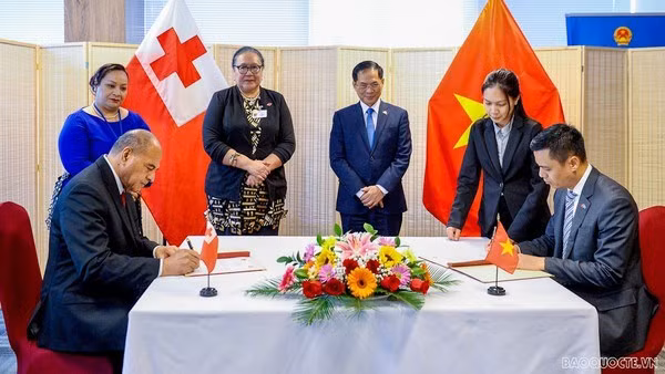 Ceremonia de firma del Comunicado Conjunto sobre el establecimiento de relaciones diplomáticas entre Vietnam y Tonga. (Fotografía: baoquocte.vn)