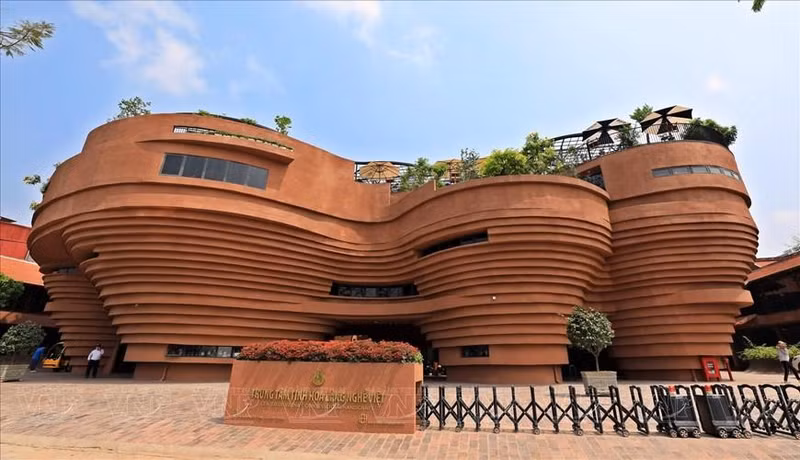 La arquitectura del Centro de Quintaesencia de Aldeas de Oficios vietnamitas se basa en la imagen del horno cerámico de Lo Bau en la aldea de Bat Trang. (Fotografía: VNA)