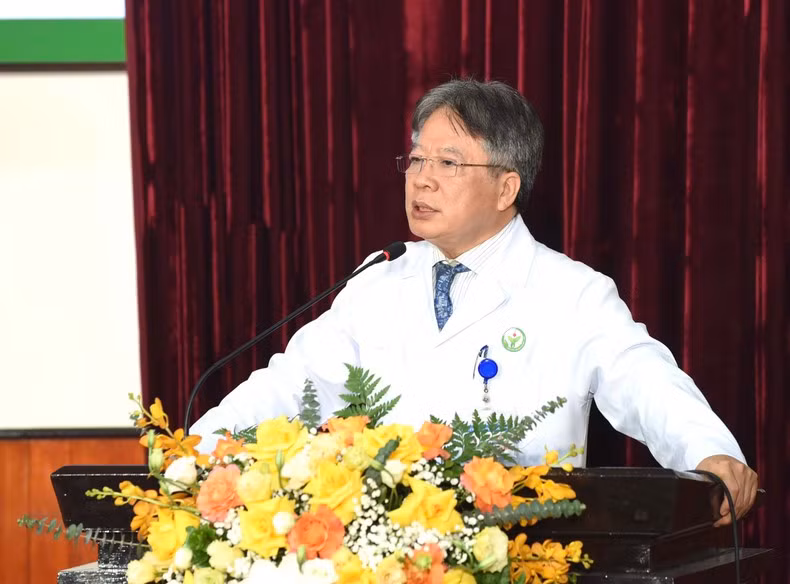 El director del hospital, Tran Binh Giang, aporta detalles sobre las operaciones de su establecimiento.