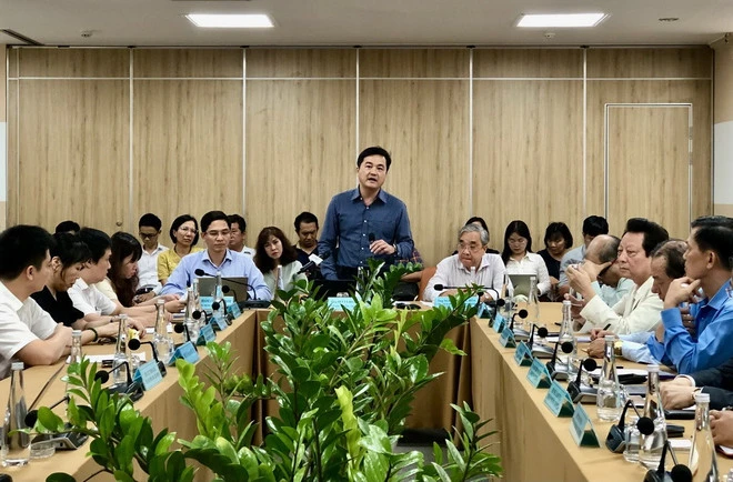 Bui Ta Hoang Vu, director del Servicio de Industria y Comercio de Ciudad Ho Chi Minh, preside la reunión. (Fotografía: VNA)
