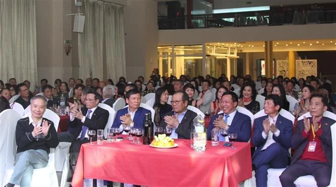 Participantes en el evento. (Fotografía: VNA)
