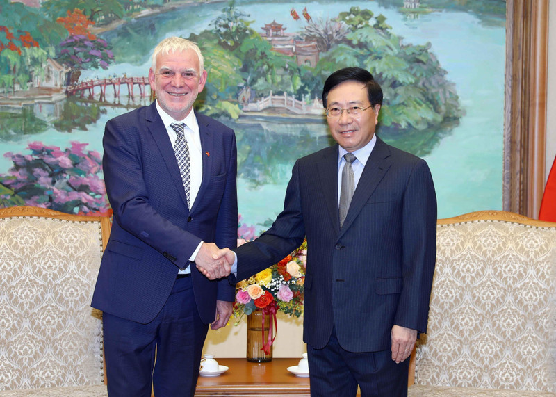 El vice primer ministro permanente de Vietnam, Pham Binh Minh (derecha), y Jochen Flasbarth, secretario de Estado del Ministerio Federal Alemán para la Cooperación Económica y el Desarrollo. (Fotografía: VNA)