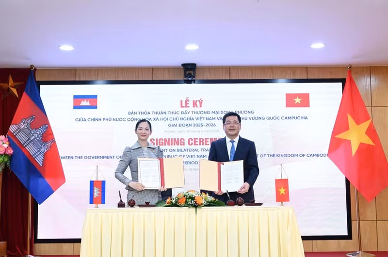 El ministro de Industria y Comercio de Vietnam, Nguyen Hong Dien, y la ministra de Comercio de Camboya, Cham Nimul. (Fotografía: VNA)
