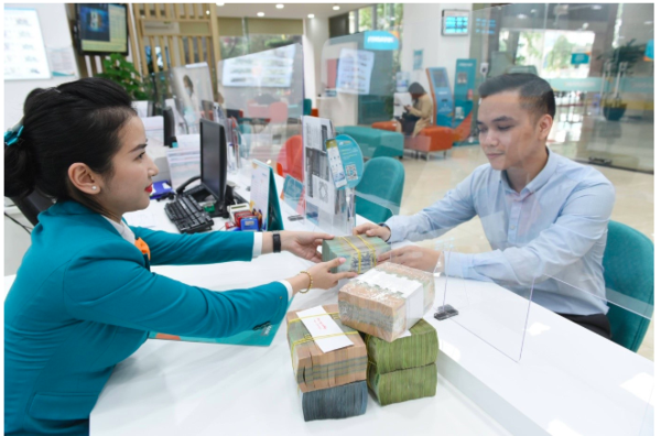 En un banco. (Fotografía: VNA)