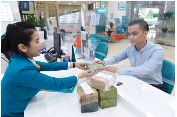 En un banco. (Fotografía: VNA)