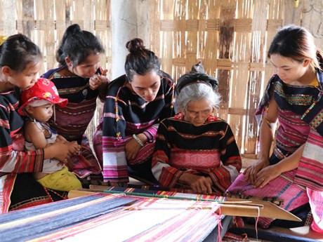 Las personas mayores desempeñan un papel importante en la preservación y transmisión de los valores tradicionales a las generaciones futuras. (Fotografía: VNA)