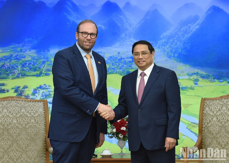El primer ministro de Vietnam, Pham Minh Chinh (derecha), recibe al presidente del Comité de Medios y Arbitrios de la Cámara de Representantes de Estados Unidos, Jason Smith. (Fotografía: Nhan Dan)