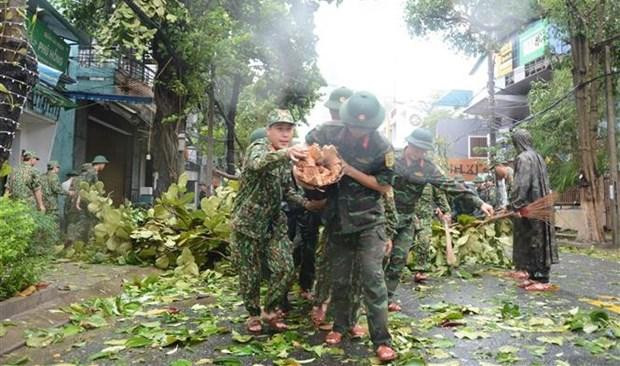 Tifón Noru mantiene a centrales localidades vietnamitas despiertas durante la noche. (Fotografía: VNA)