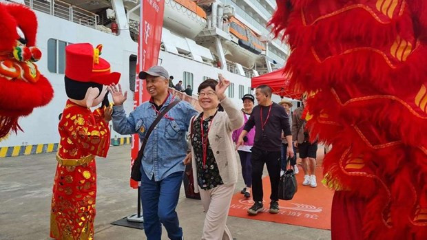 Primeros cruceristas al puerto de Ha Long en el Tet. (Fotografía: laodong.vn)