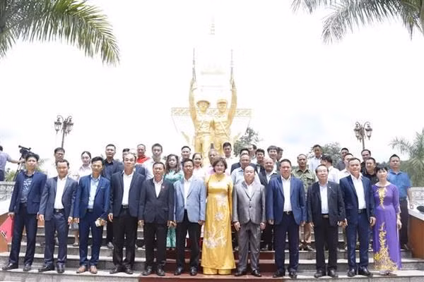 Delegados vietnamitas y laosianos se toman foto juntos en el Monumento a la Alianza de Combate Laos-Vietnam. (Fotografía: VNA)