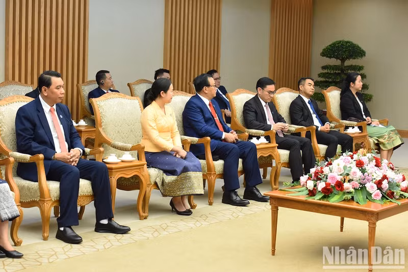 Miembros de la comitiva laosiana.