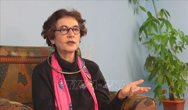 Merle Ratner, activista estadounidense contra la guerra y amiga de la izquierda, en una entrevista con la Agencia Vietnamita de Noticias. (Fotografía: VNA)
