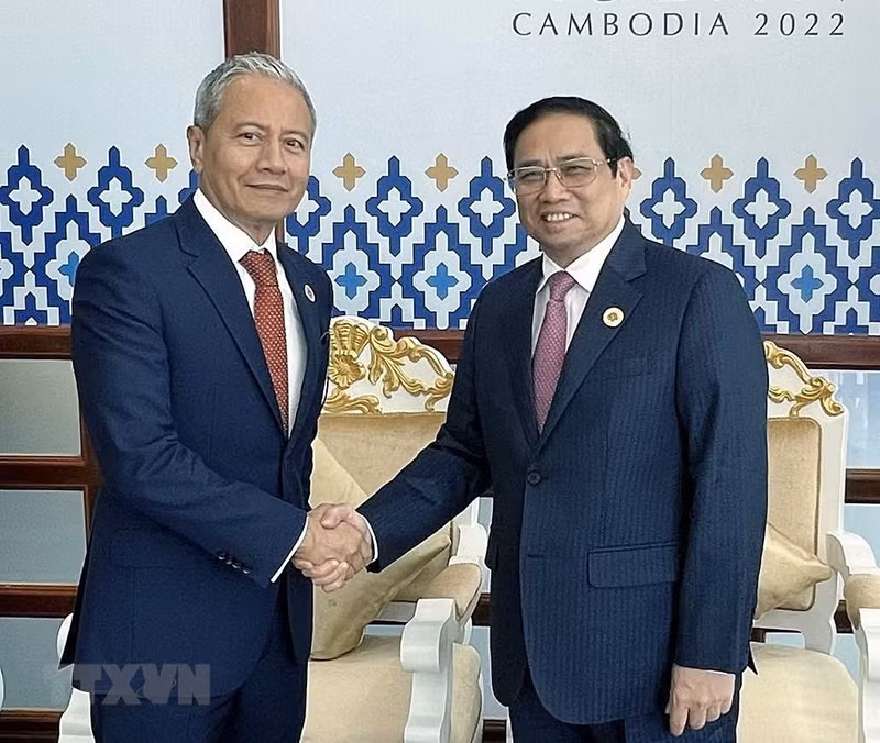 El primer ministro Pham Minh Chinh (derecha) y el presidente de la Cámara de Representantes de Malasia, Tan Sri Azhar Azizan Harun. (Fotografía: VNA)