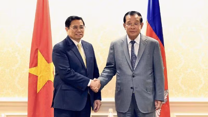 El primer ministro de Camboya, Samdech Hun Sen (derecha), y su homólogo vietnamita, Pham Minh Chinh. (Fotografía: Swift News)