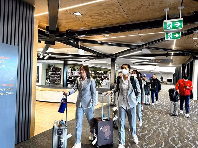 La selección de fútbol femenino de Vietnam llega a Nueva Zelanda. (Fotografía: thanhnien.vn)