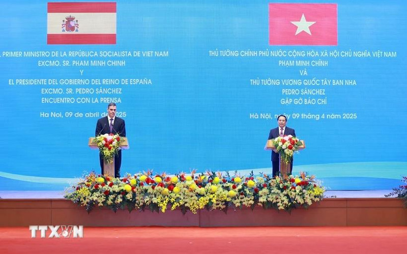 El primer ministro de Vietnam, Pham Minh Chinh, y el presidente del Gobierno español, Pedro Sánchez, ofrecen una rueda de prensa conjunta. (Fotografía: VNA)