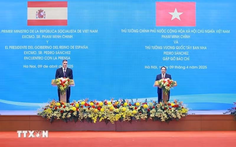 El primer ministro de Vietnam, Pham Minh Chinh, y el presidente del Gobierno español, Pedro Sánchez, ofrecen una rueda de prensa conjunta. (Fotografía: VNA)