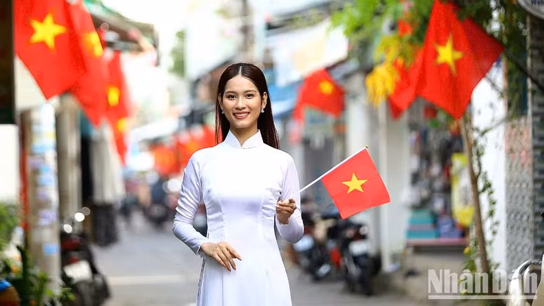 Muchas jóvenes salen ataviadas con la túnica tradicional para hacer fotos. Muchas jóvenes salen ataviadas con la túnica tradicional para hacer fotos.