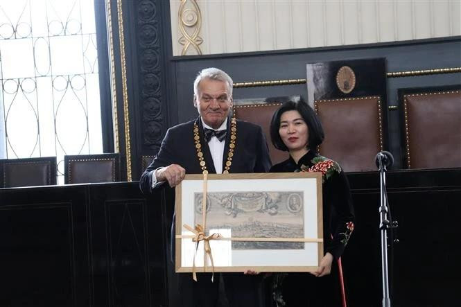 La vicepresidenta permanente del Consejo Popular de Hanói, Phung Thi Hong Ha, y el alcalde de Praga, Bohuslav Svoboda. (Fotografía: VNA)