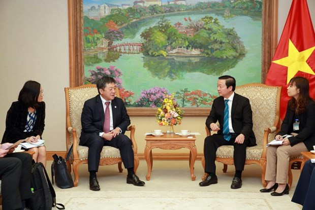 El vice primer minsitro vietnamita Tran Hong Ha (derecha) recibe a Shimuzu Akira, representante en jefe saliente de la JICA. (Fotografía: VNA)