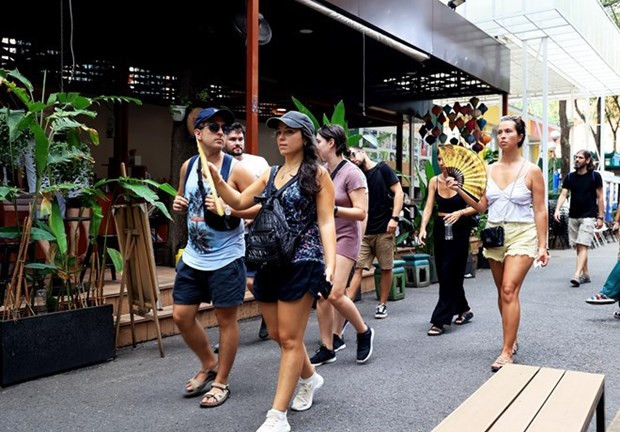 Turistas españoles visitan la Calle de Libros en Ciudad Ho Chi Minh. (Fotografía: VNA)