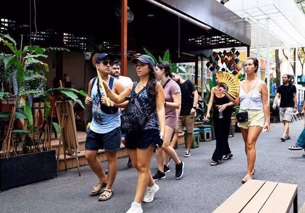 Turistas españoles visitan la Calle de Libros en Ciudad Ho Chi Minh. (Fotografía: VNA)