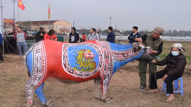Un pintor dando los toques finales a su obra.