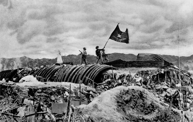 La bandera del Ejército Popular de Vietnam ondea en el techo del búnker del comandante De Castries, en la batalla de Dien Bien Phu, marcando el fin de la lucha de resistencia nacional contra los colonialistas franceses.